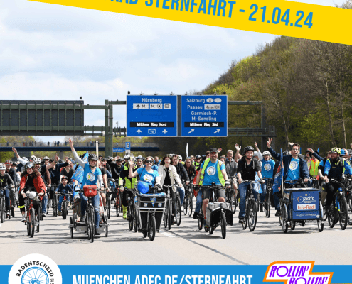 Autobahn, von Radfahrer*innen befahren, nett grüßend, mit blauen T-Shirts