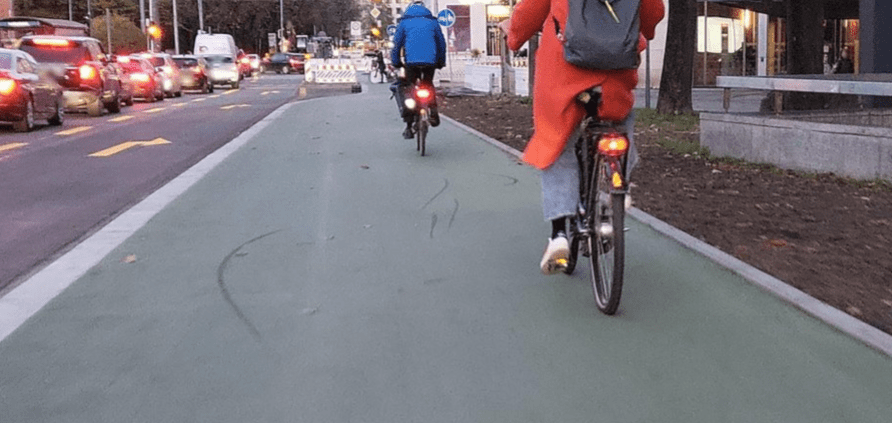 2=komfortabel, Bild viel-Kfz, sehr breit und eben Altstadt-Radlring Lenbachplatz