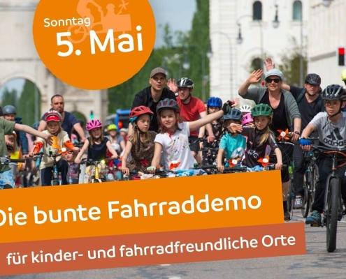 Bild vieler Kinder und Jugendlichen auf dem Fahrrad, in die Kamera grüßend, im Hintergrund verschwommen das Siegestor