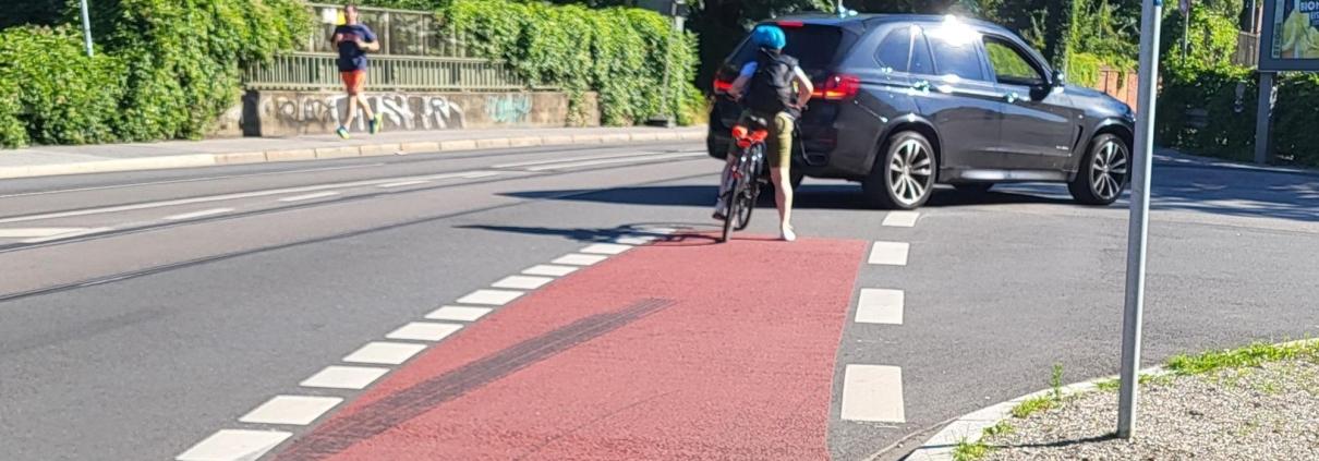 Radwegende - SUV schneidet Kind auf Fahrrad an Radwegende