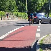 Radwegende - SUV schneidet Kind auf Fahrrad an Radwegende