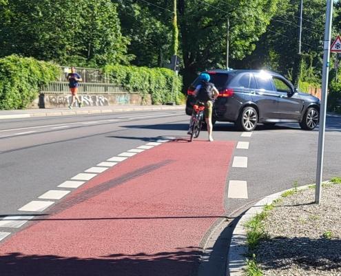 Radwegende - SUV schneidet Kind auf Fahrrad an Radwegende