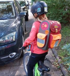 Schulkind_Gehwegparker_Vivi_Rad_Quardrat Schulkind vor Gehwegparker