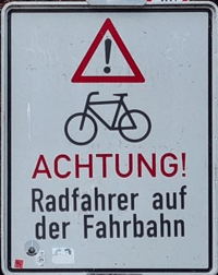 Schild Achtung! Radfahrer-auf der Fahrbahn
