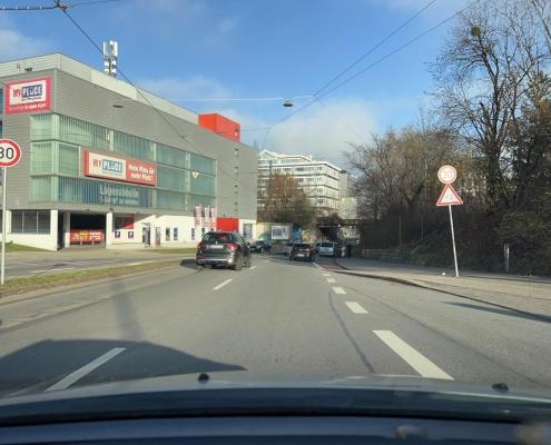 gefährlich endender Radweg an der Bahnunterführung in der Chiemgaustraße