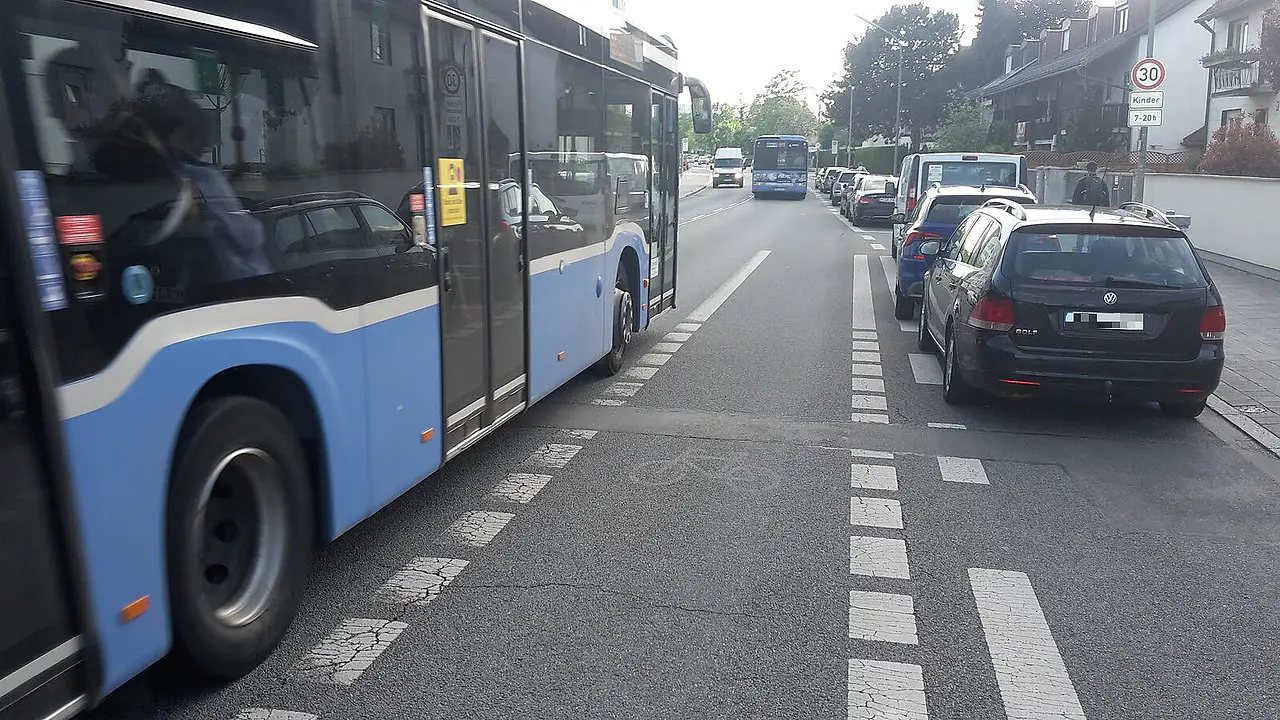 Busse in beiden Richtungen am Radwegende
