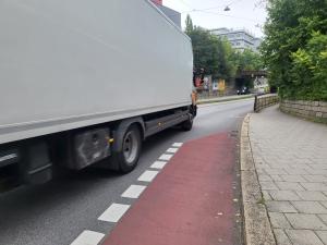 LKW kreuzt Radwegende Chiemgaustraße Unterführung Schwanseestrasse