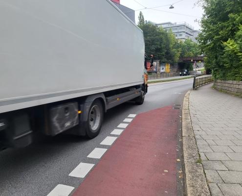 LKW kreuzt Radwegende Chiemgaustraße Unterführung Schwanseestrasse