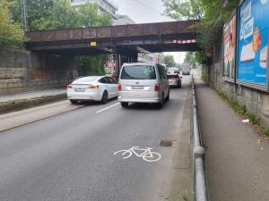Fahrradsymbol und viele Autos auf zwei Fahrspuren Radwegende Chiemgaustraße Unterführung Schwanseestrasse