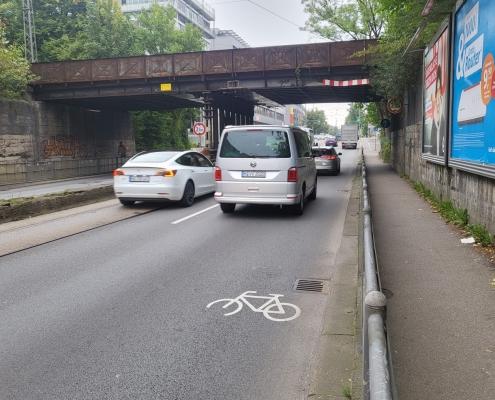 Fahrradsymbol und viele Autos auf zwei Fahrspuren Radwegende Chiemgaustraße Unterführung Schwanseestrasse