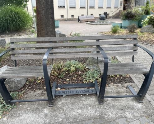 Bank-mit-Rollatorplatz-Ines Bank mit 3 Sitzplätzen - in der Mitte Lücke mit Aufschrift "Rollator"