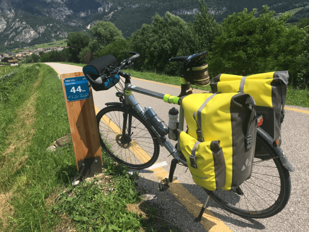 Fahrrad mit gelben Gepäcktaschen am Radweg TN01 bei Kilomter 44