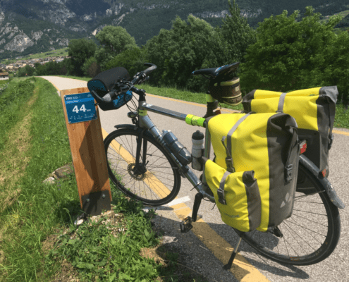 Radreisen-Fahrrad-mit-Gepäck Fahrrad mit gelben Gepäcktaschen am Radweg TN01 bei Kilomter 44