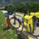 Fahrrad mit gelben Gepäcktaschen am Radweg TN01 bei Kilomter 44