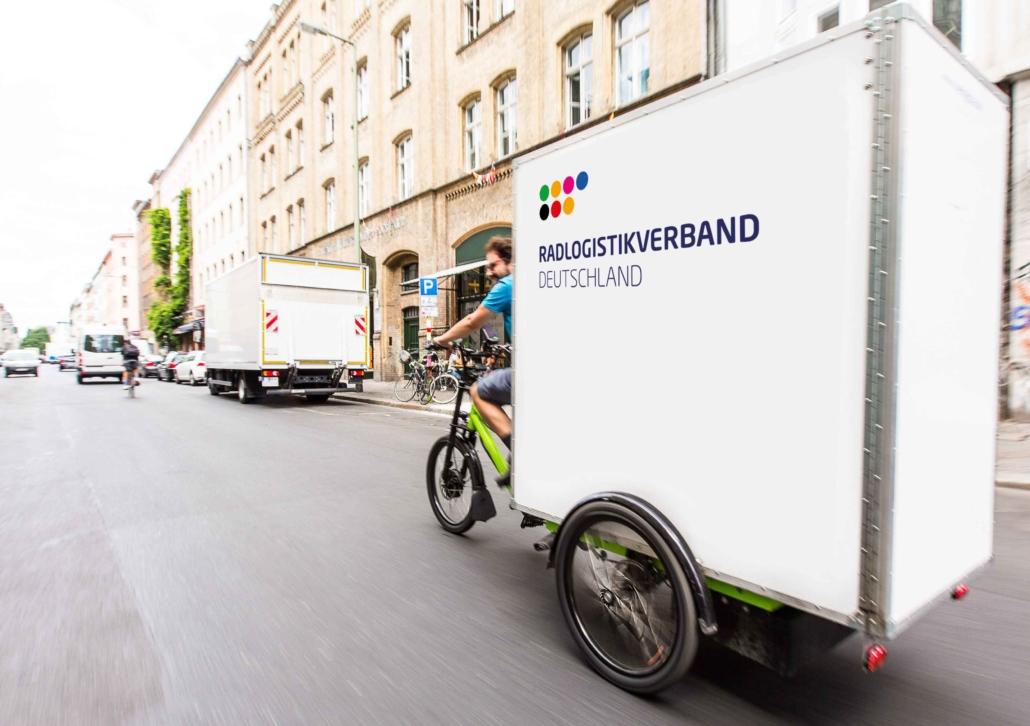 Keyvisual-RLVD Lastenrad mit Logo Radlogistik Verband Deutschland e.V.