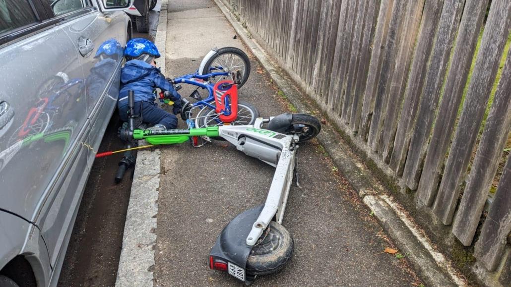 E-Roller-behindern-Gehweg-Andreas-Rossband Kind stürzt durch behindernd abgestellten E-Roller auf schmalem Gehweg