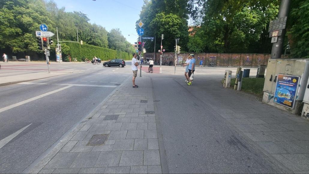 Ist-Kapuzinerstr-Komfortkreuzung-Trittbretter-Mülleimer