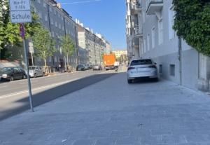 Rheinstraße Ecke Simmernschule mit Auto auf dem Gehweg